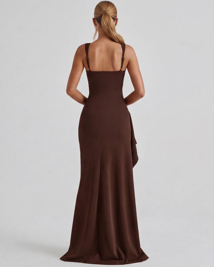 Elegancka sukienka modelująca sylwetkę, maxi, z rozcięciem i stylowym kwadratowym dekoltem.