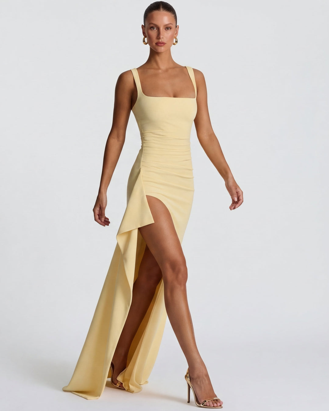 Elegancka sukienka wieczorowa maxi z rozcięciem, modelująca figurę, idealna na specjalne okazje.