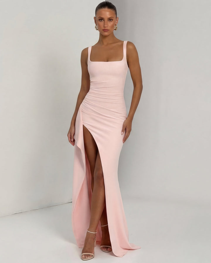 Elegancka sukienka na lato, maxi, modelująca, z rozcięciem i modnym dekoltem kwadratowym.