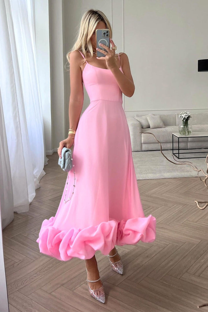 Damska sukienka maxi na ramiączkach z falbaną. Elegancka i lekka, idealna na lato.
