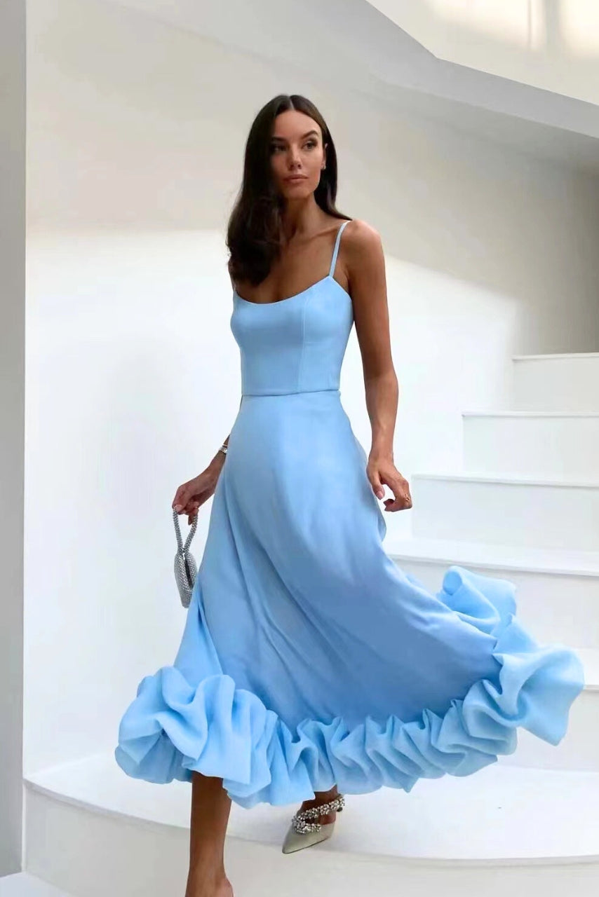 Stylowa sukienka maxi damska z falbaną. Na ramiączkach, rozkloszowana. Elegancka i modna.