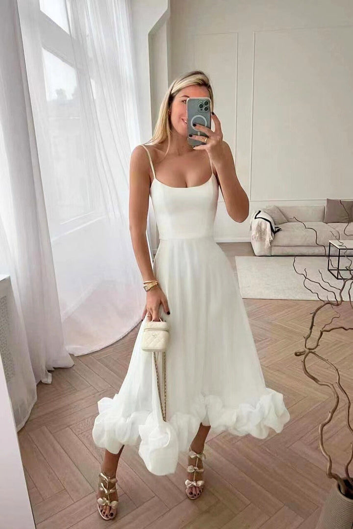 Elegancka sukienka damska maxi z falbankami. Rozkloszowana, na ramiączkach, idealna na wizytowe okazje.