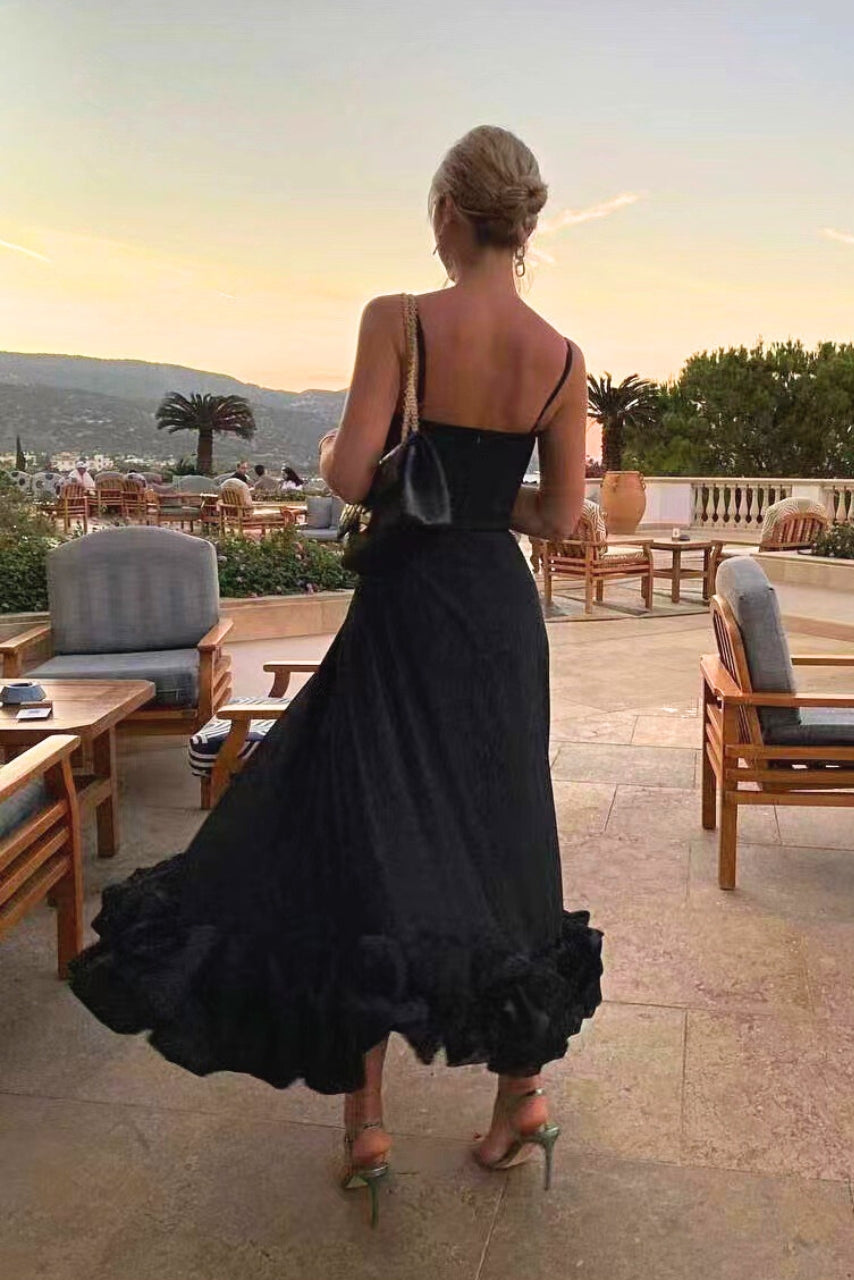 Rozkloszowana sukienka maxi na ramiączkach. Damska, elegancka, idealna na lato lub wizytę.