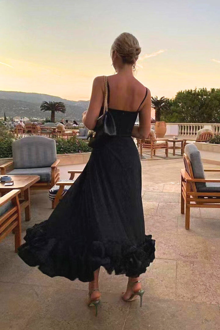 Rozkloszowana sukienka maxi na ramiączkach. Damska, elegancka, idealna na lato lub wizytę.