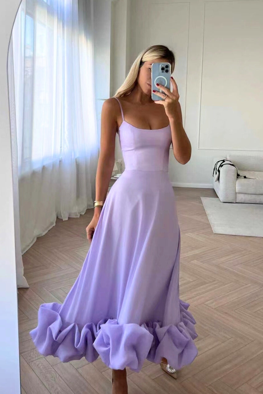 Elegancka sukienka maxi na ramiączkach. Rozkloszowany fason z falbaną. Idealna na specjalne okazje.