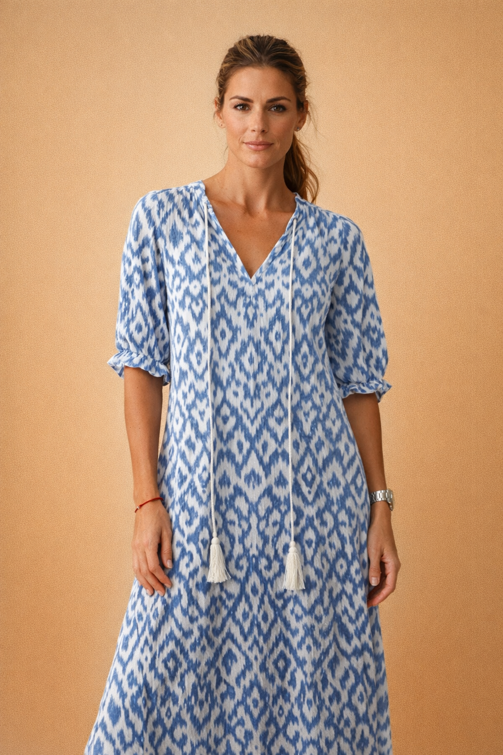 Elegancka damska sukienka maxi w kwiaty, doskonała na casualowe wyjścia. Lekka, letnia moda plażowa.