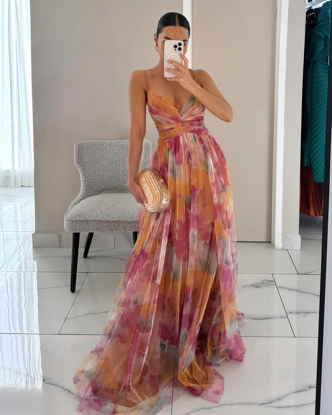 Damska sukienka maxi w kwiaty z drapowanym krojem. Elegancka i zwiewna, idealna na lato.