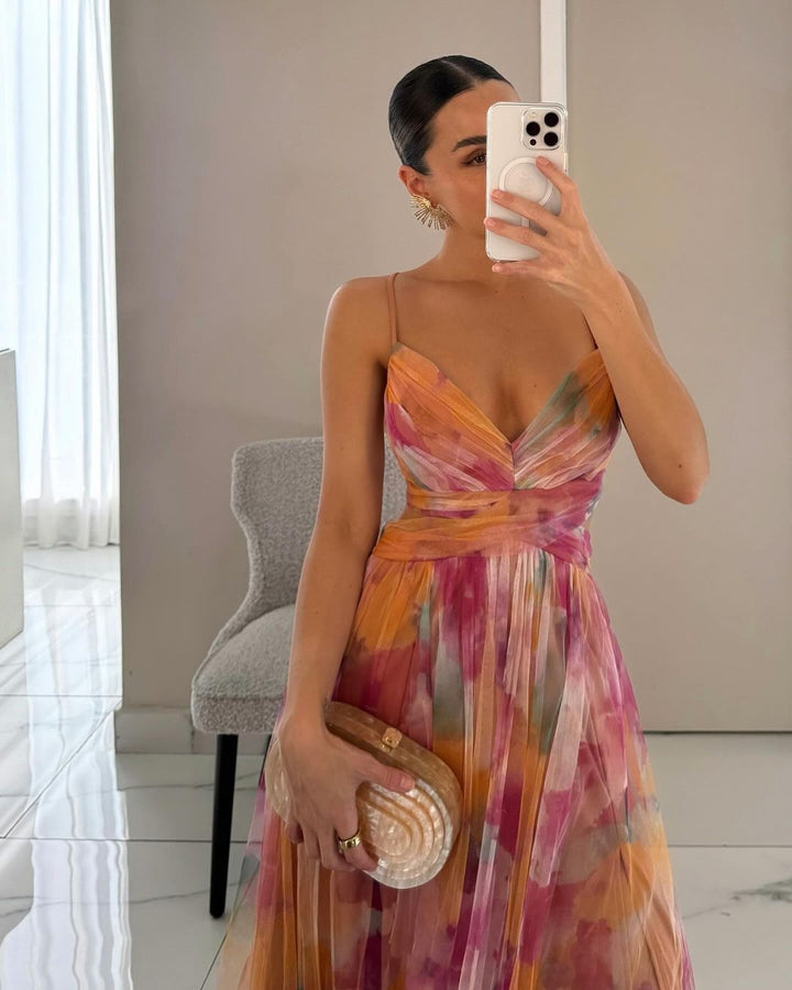 Elegancka sukienka maxi damska w kwiaty. Drapowany krój, idealna na letnie dni i okazje.