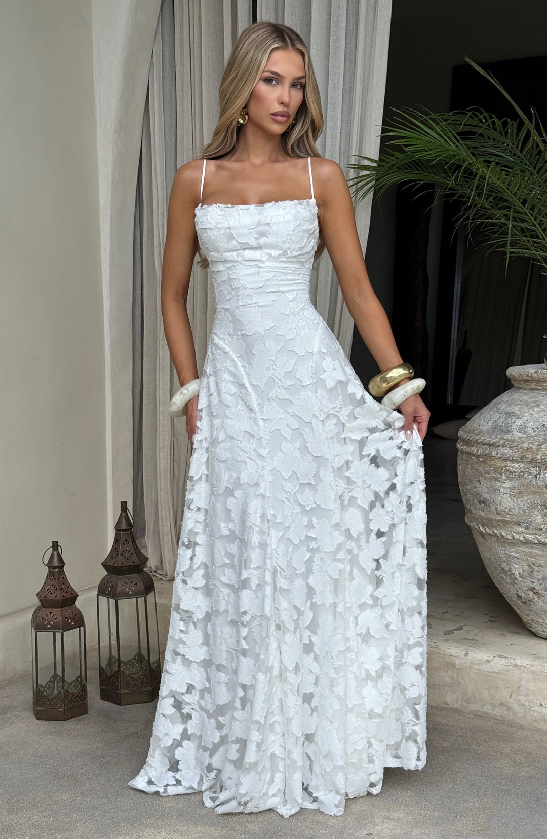 Elegancka damska sukienka maxi, letnia. Wzorzysty print kwiatowy, zmysłowe odkryte plecy.