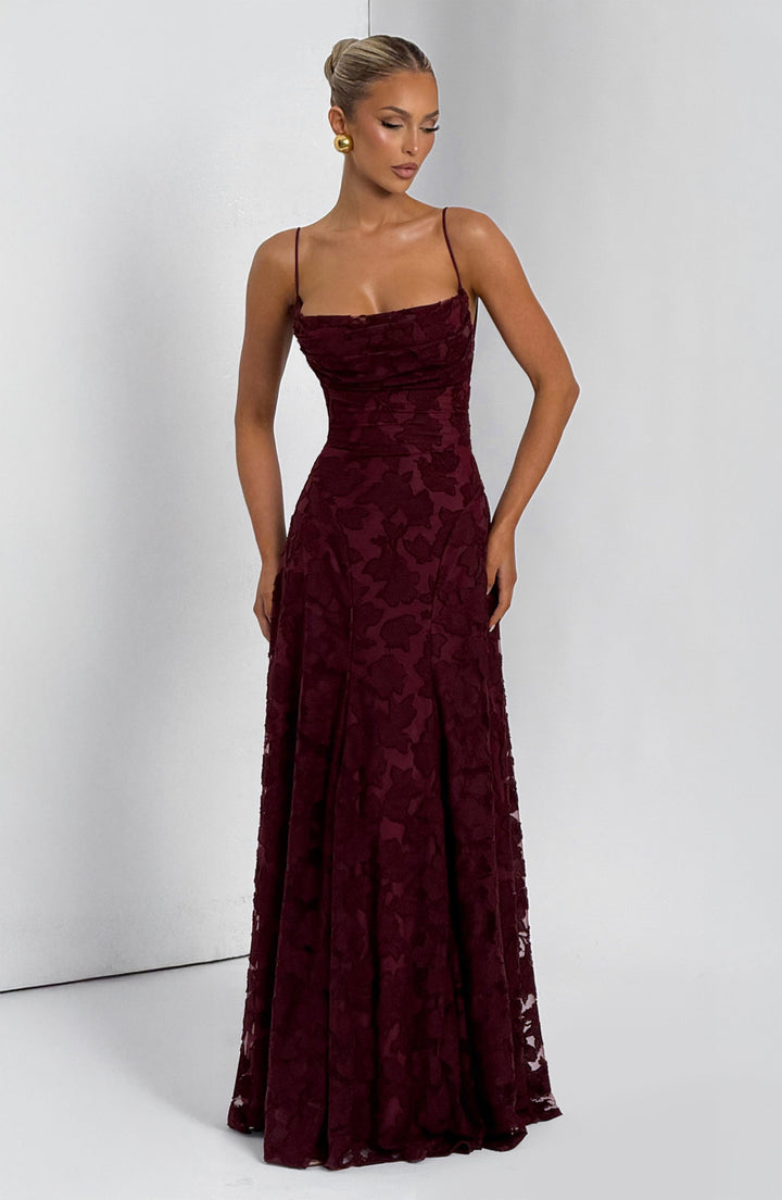 Elegancka letnia sukienka maxi z kwiatowym wzorem, odkryte plecy. Must-have w letniej garderobie.