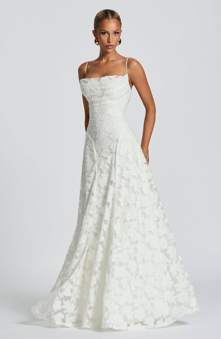 Letnia sukienka maxi z odkrytymi plecami i kwiatowym printem. Wygodna i elegancka.
