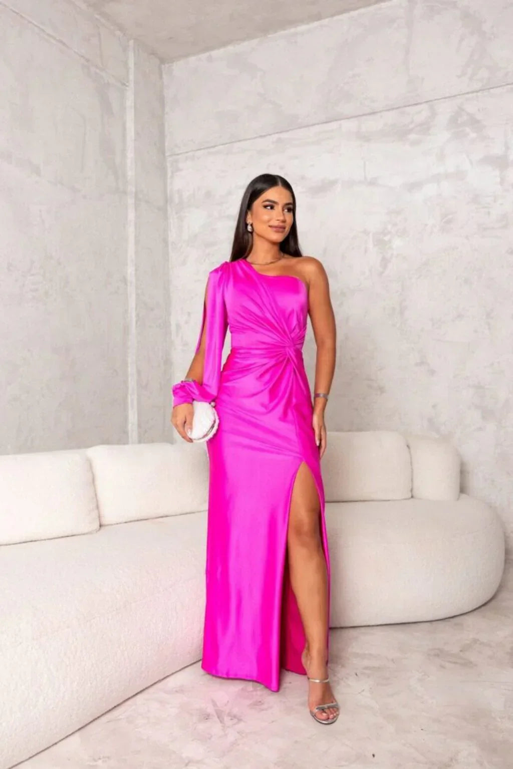 Szykowna damska sukienka z rozcięciem, maxi. Asymetryczna sukienka na ramię, elegancka i modna.