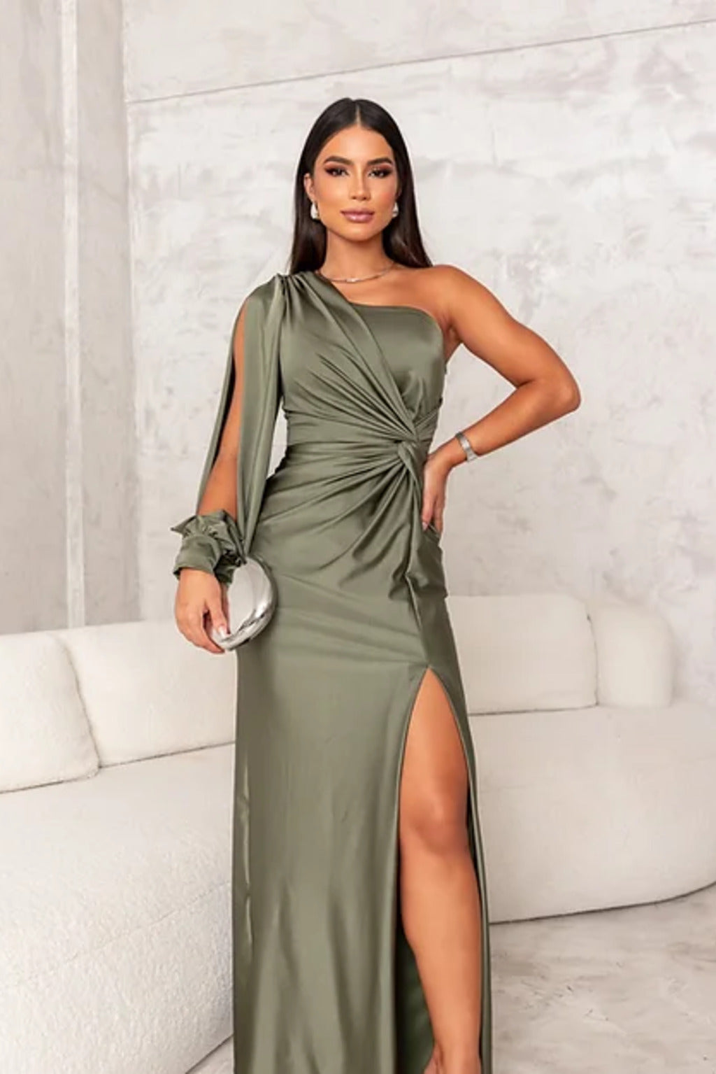 Szykowna damska sukienka na imprezę, długa z rozcięciem i na jedno ramię. Wyjątkowa i elegancka.