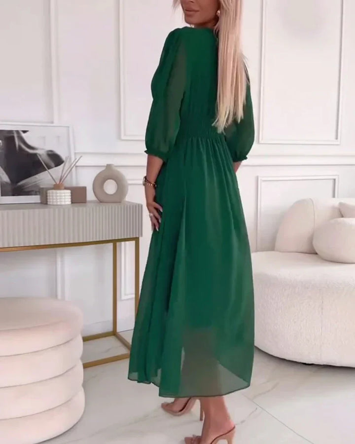 Elegancka sukienka midi w stylu A, z rękawami do łokci i dekoltem V, podkreślająca sylwetkę, idealna na lato.