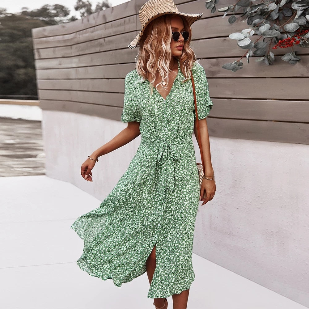 Modelka w eleganckiej sukience midi koszulowej z guzikami, podkreślającej talię wiązaniem, moda damska.