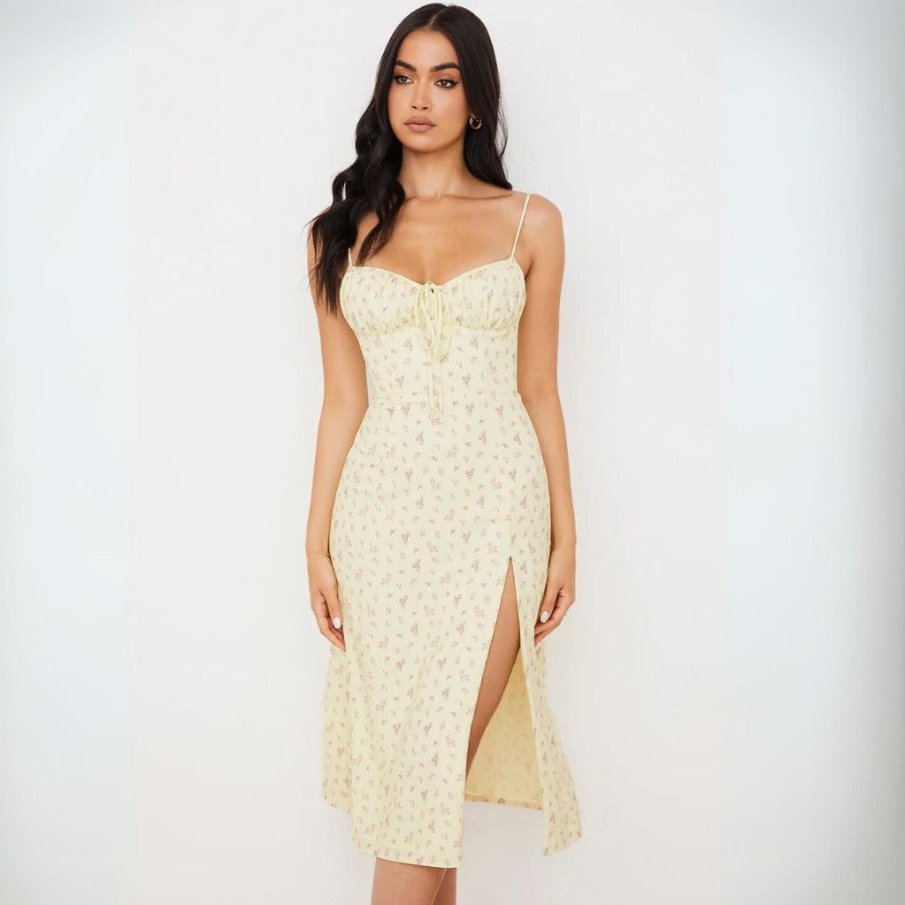 Elegancka sukienka midi damska w kwiatowy print, na delikatnych ramiączkach, must-have na lato.