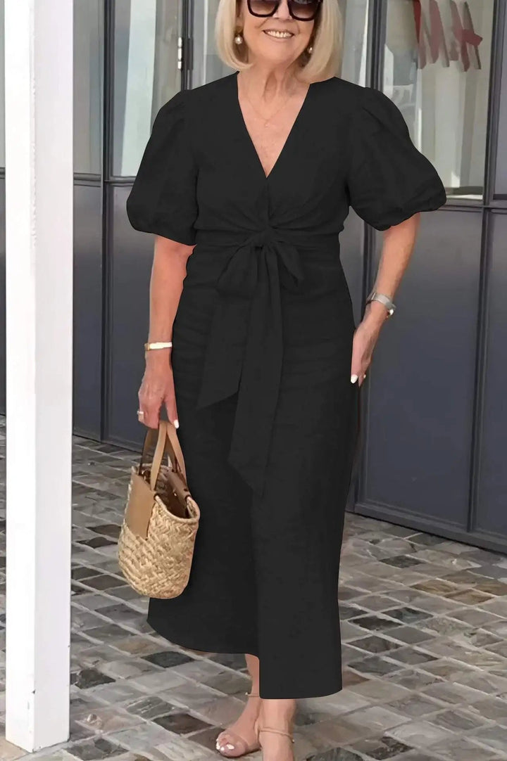 Letnia sukienka midi z dekoltem w serek, krótkimi rękawami i regulowanym wiązaniem w talii. Codzienna elegancja.