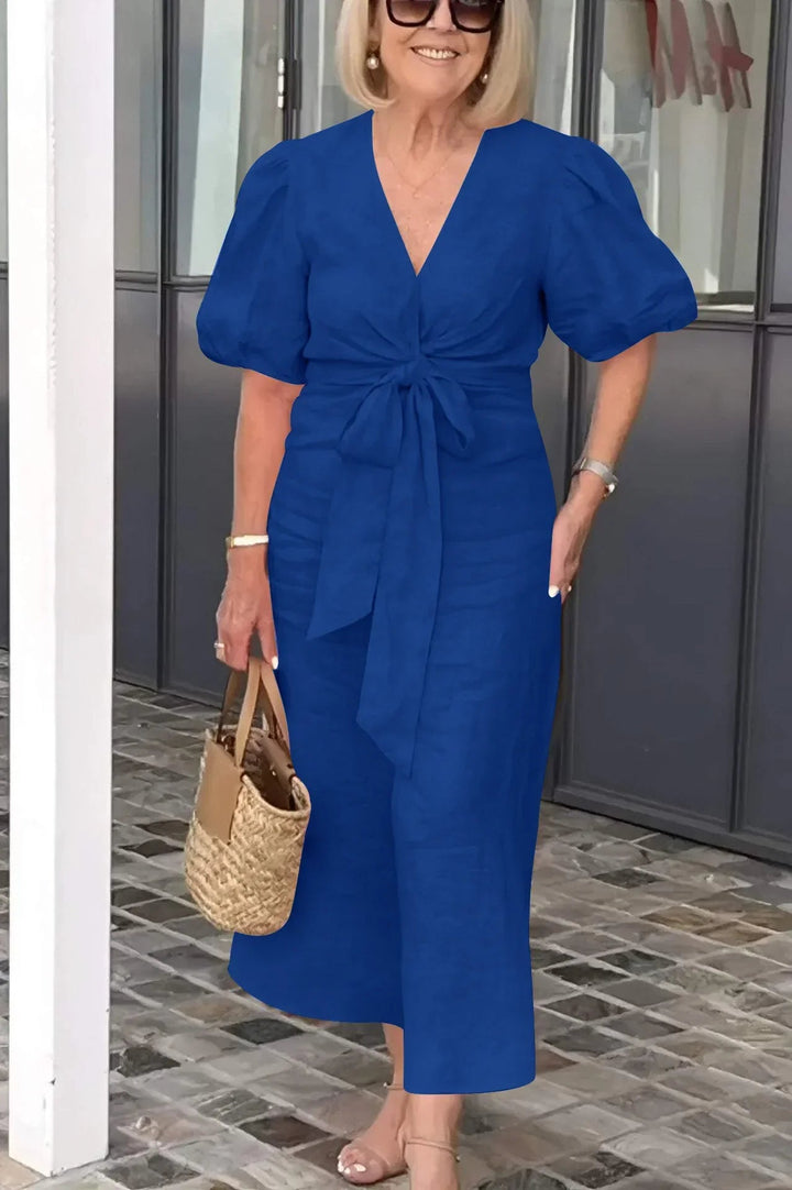 Wszechstronna damska sukienka midi. Krótki rękaw, dekolt w serek, modne wiązanie w talii. Elegancka i wygodna.