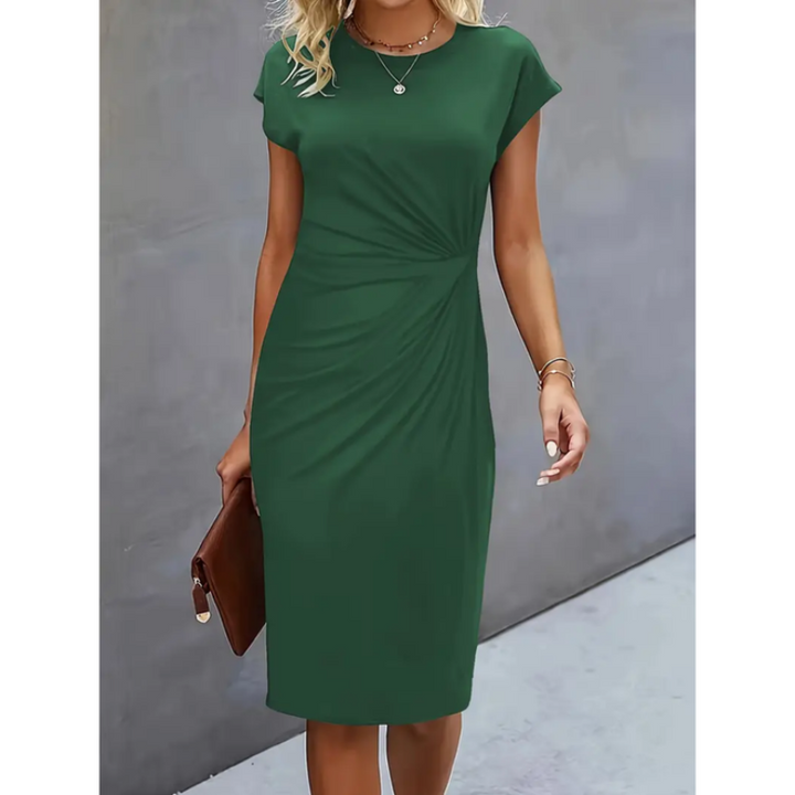 Klasyczna sukienka biurowa midi z krótkim rękawem. Elegancka i uniwersalna stylizacja.