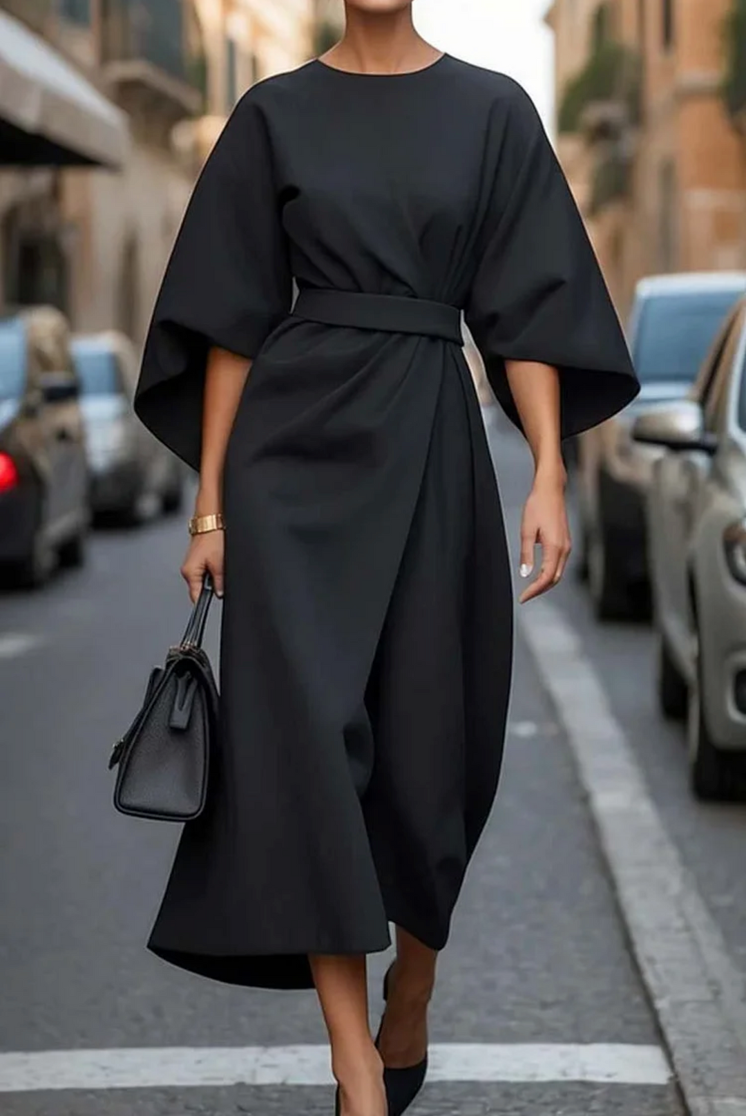 Sukienka damska midi z szerokimi rękawami typu kimono i ozdobnym paskiem. Modna odzież na co dzień.