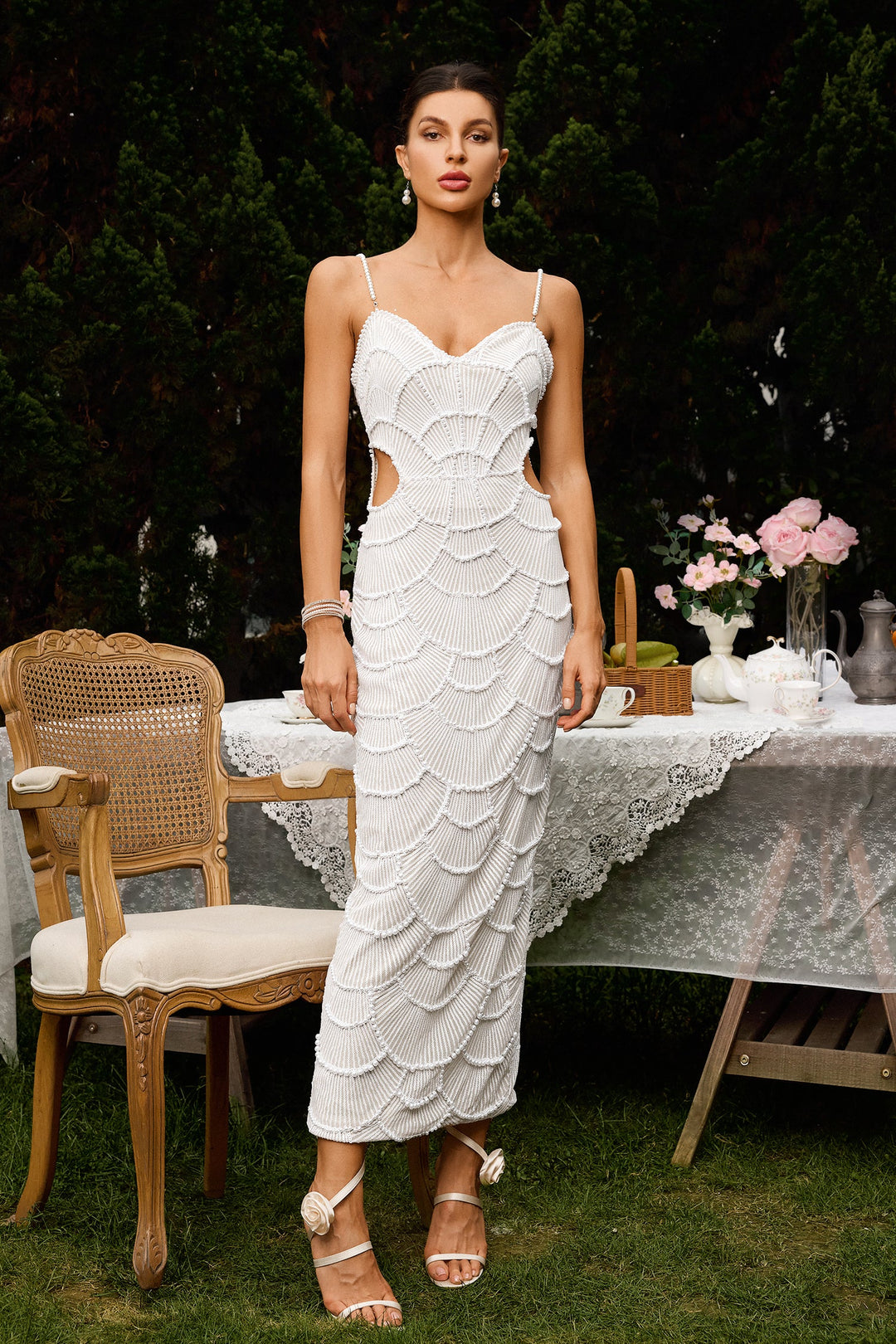 Tył dopasowanej sukienki midi z wycięciami, podkreślający sylwetkę. Elegancka moda damska.