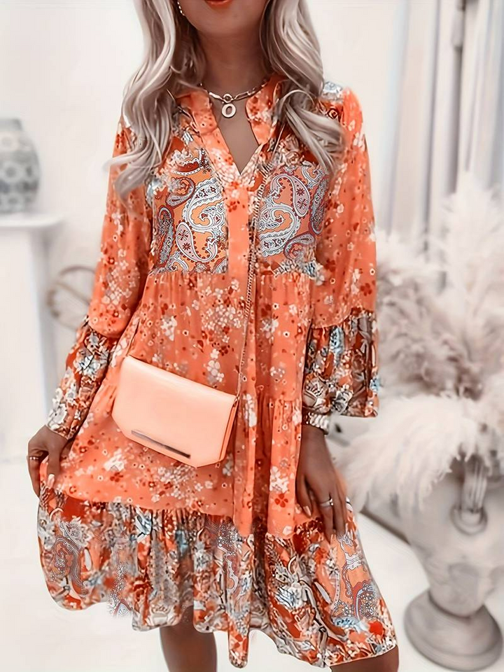 Damska sukienka mini rozkloszowana w stylu boho, z letnim wzorem. Idealna na wiosnę, lato i wakacje.