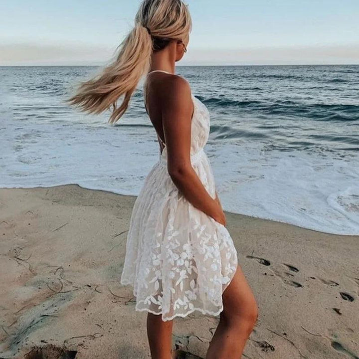 Elegancka damska sukienka mini boho z odkrytymi plecami, idealna na lato. Komfort i styl w jednym.