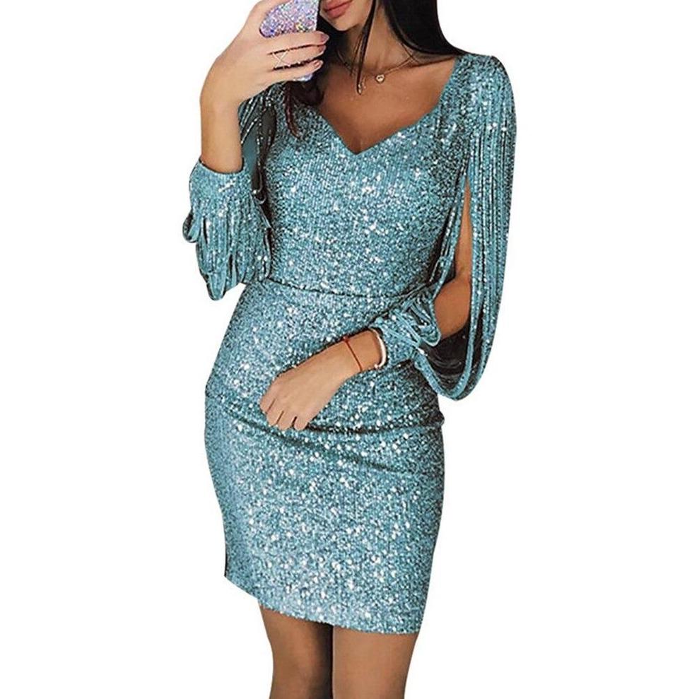 Błyszcząca sukienka mini cekinowa, z długimi ozdobnymi rękawami. Elegancka moda damska na imprezę.