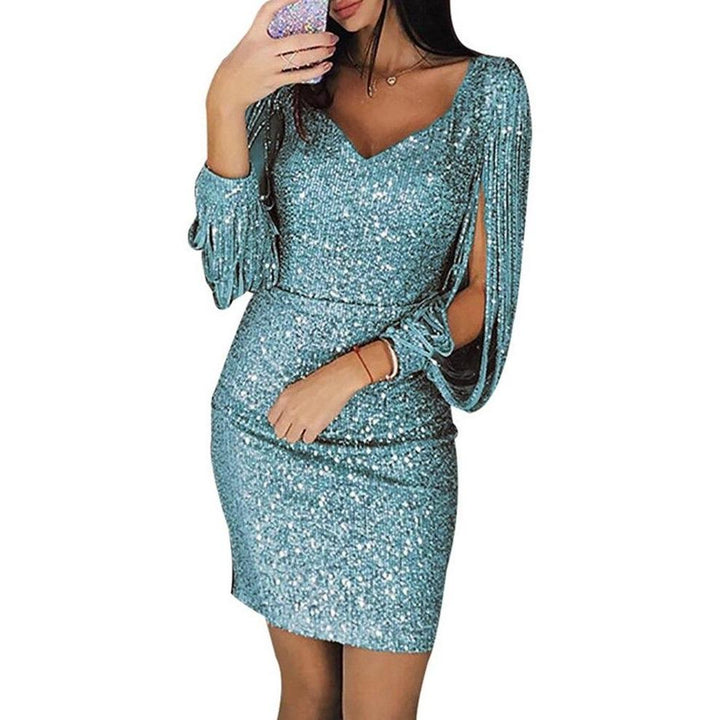 Błyszcząca sukienka mini cekinowa, z długimi ozdobnymi rękawami. Elegancka moda damska na imprezę.
