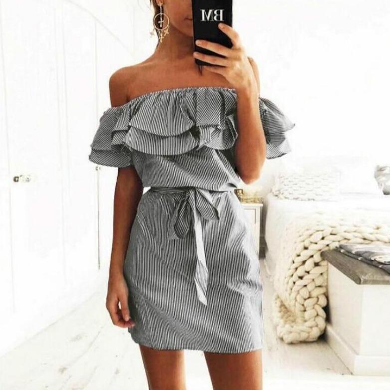 Elegancka damska sukienka hiszpanka mini z falbankami. Stylowe wiązanie w talii, odkryte ramiona. Moda casual.