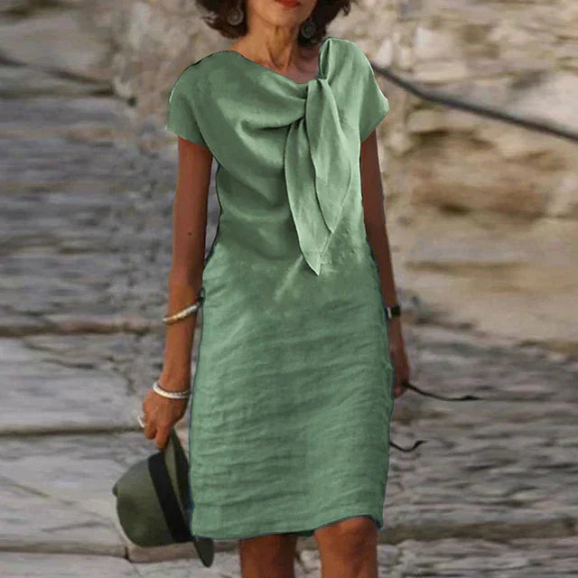 Modna damska sukienka mini z drapowanym dekoltem i krótkim rękawem. Elegancka i wygodna sukienka dzienna.