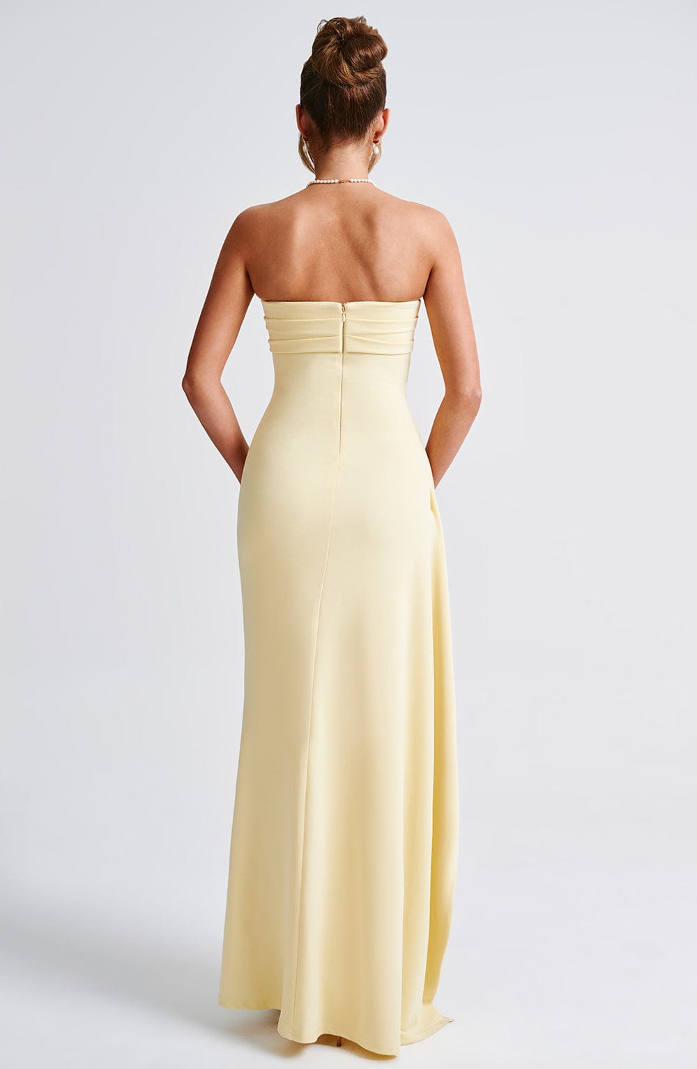 Elegancka damska sukienka maxi żółta Bardot. Zmysłowe asymetryczne rozcięcie. Na wieczór, lato, imprezę.