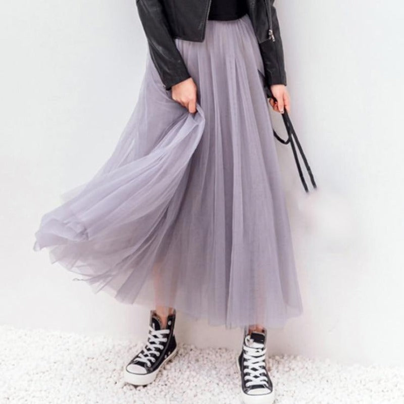 Elegancka damska spódnica maxi z lekkiego tiulu, z efektem rozkloszowania. Wygodna i stylowa moda.