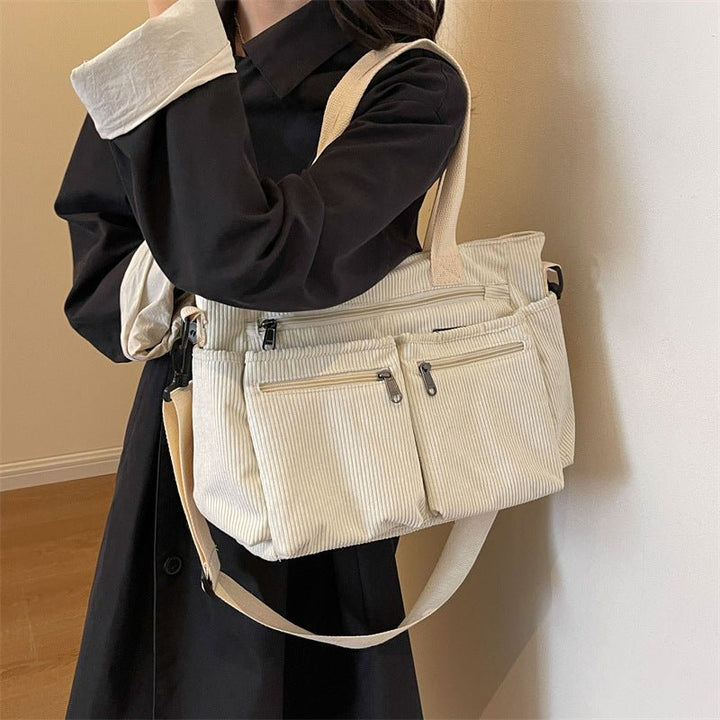 Elegancka damska torba na ramię o minimalistycznym designie, uniwersalna i modna, do każdej stylizacji.