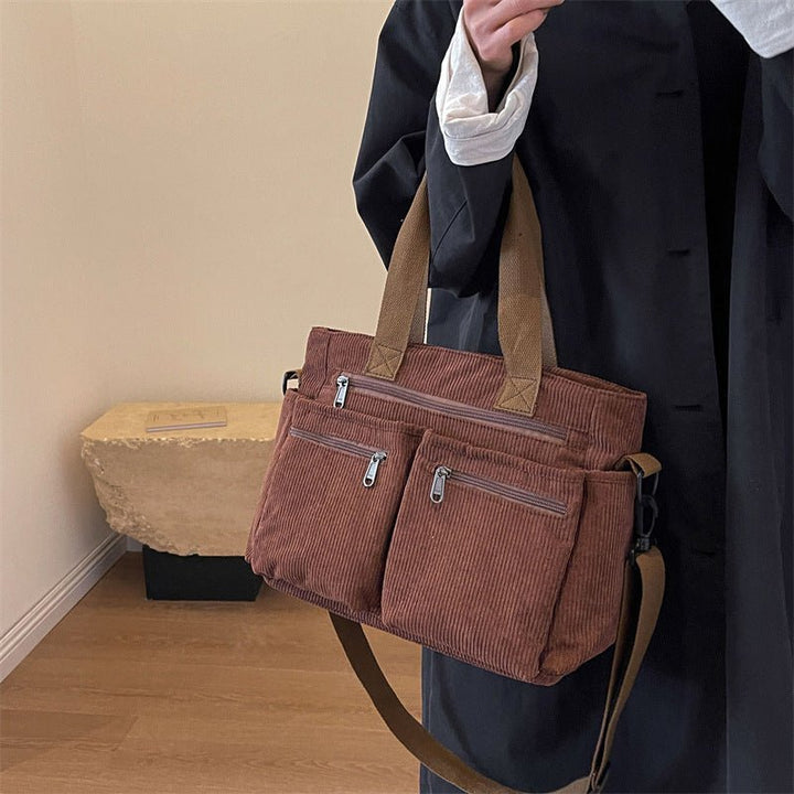 Modna damska torba na ramię, elegancki akcesorium, idealna dla każdej kobiety ceniącej styl i wygodę.