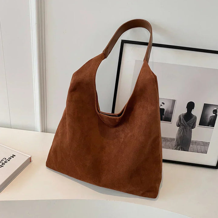 Damska torba shopper z naturalnego zamszu. Elegancka, pojemna torebka na ramię, idealna do miasta.