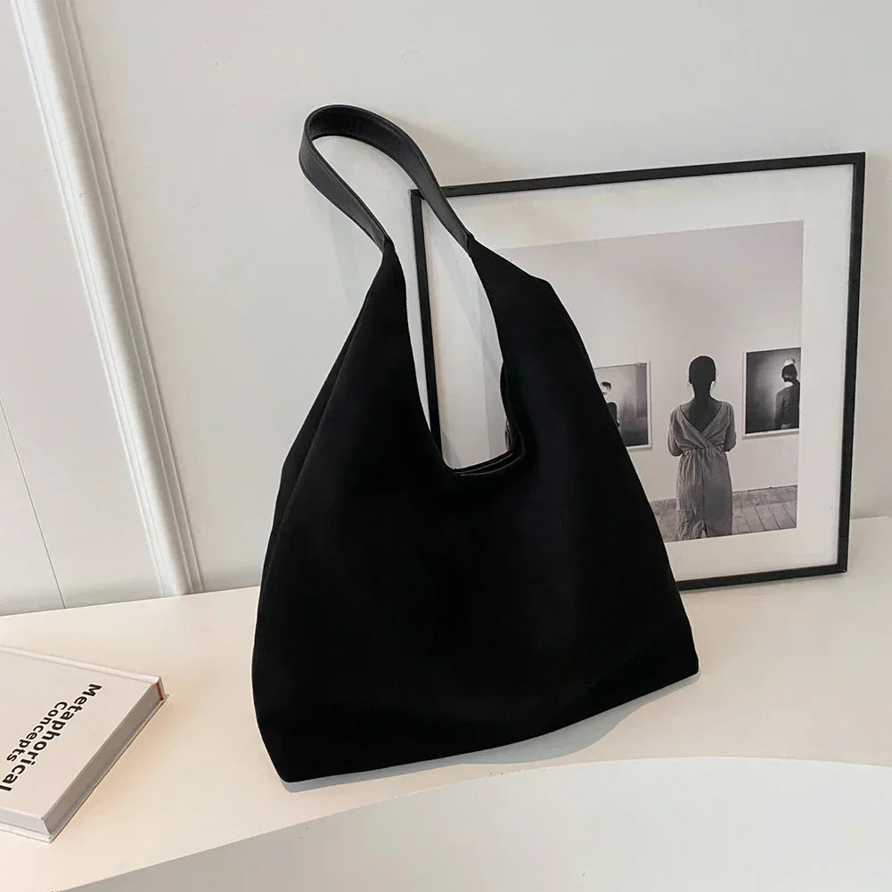 Damska zamszowa torba shopper, widok z przodu. Pojemna i stylowa, na ramię.