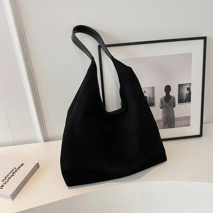 Damska zamszowa torba shopper, widok z przodu. Pojemna i stylowa, na ramię.