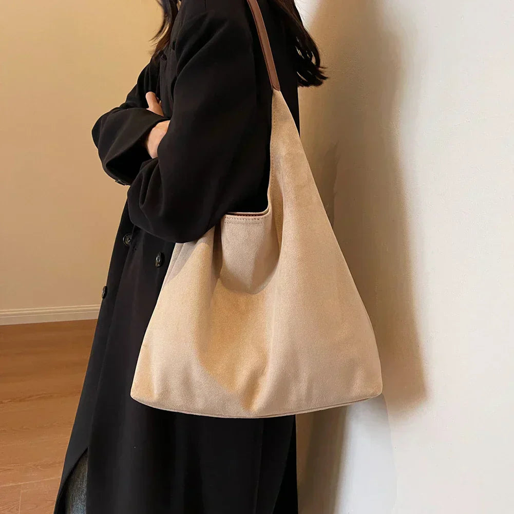 Elegancka damska torebka shopper z beżowego zamszu. Duża, miejski styl, idealna na co dzień.