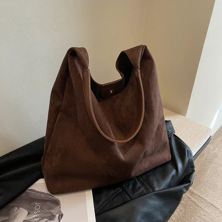 Zamszowa torba typu shopper w klasycznym kolorze, uniwersalna i elegancka. Damska.