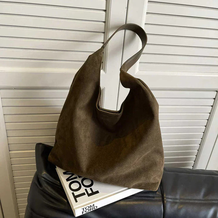 Nowoczesna torebka shopper z naturalnego zamszu, duża, z wygodnymi uchwytami. Styl miejski.
