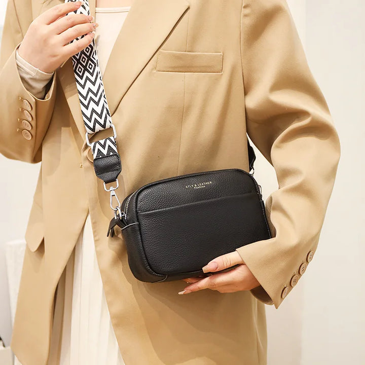 Praktyczna mała torebka crossbody damska. Wykonana ze skóry ekologicznej, idealna na codzienne wyjścia.