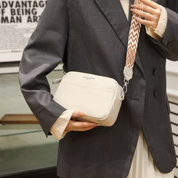 Damska torba crossbody ze skóry ekologicznej, modna i funkcjonalna. Idealna na miejskie wycieczki.
