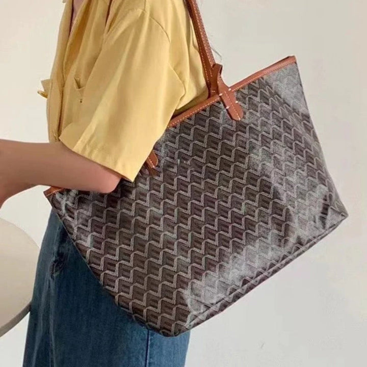 Damska torebka shopper na ramię z eleganckim, drukowanym motywem. Modna, pojemna i praktyczna.