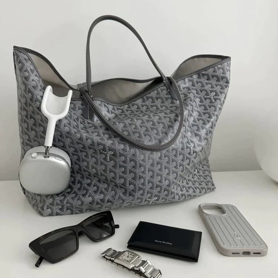 Modna torebka damska na ramię typu shopper. Wyróżnia się eleganckim, drukowanym motywem. Idealna na co dzień.