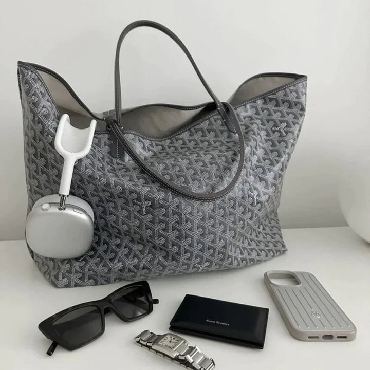 Modna torebka damska na ramię typu shopper. Wyróżnia się eleganckim, drukowanym motywem. Idealna na co dzień.