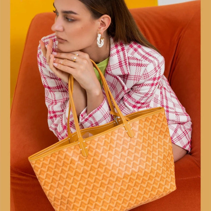 Praktyczna torebka damska shopper na ramię z modnym, drukowanym wzorem. Wygodna, stylowa i uniwersalna.