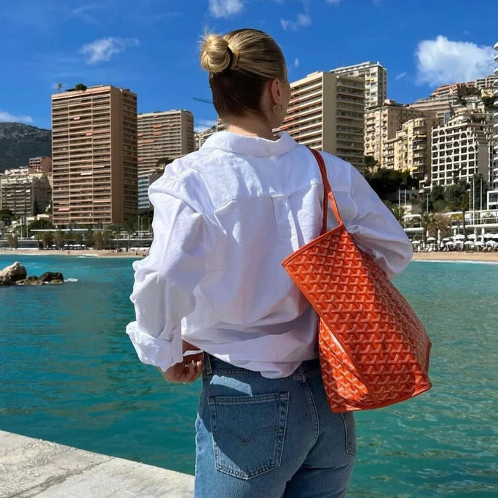 Nowoczesna damska torebka shopper z unikalnym, drukowanym motywem. Elegancki dodatek dla każdej kobiety.