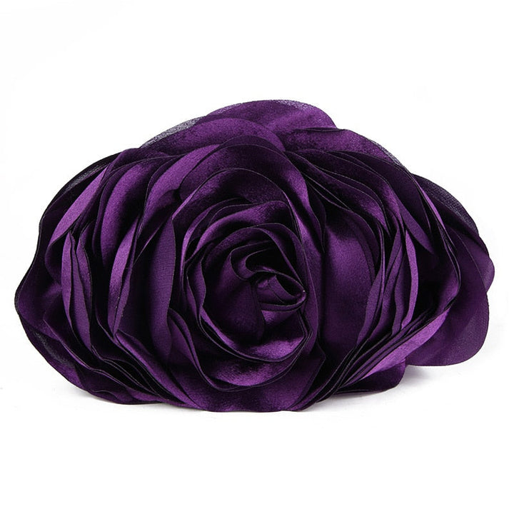 Wizytowa torebka damska z ozdobną różą 3D. Elegancka kopertówka z odpinanym łańcuszkiem na wieczorne wyjścia.