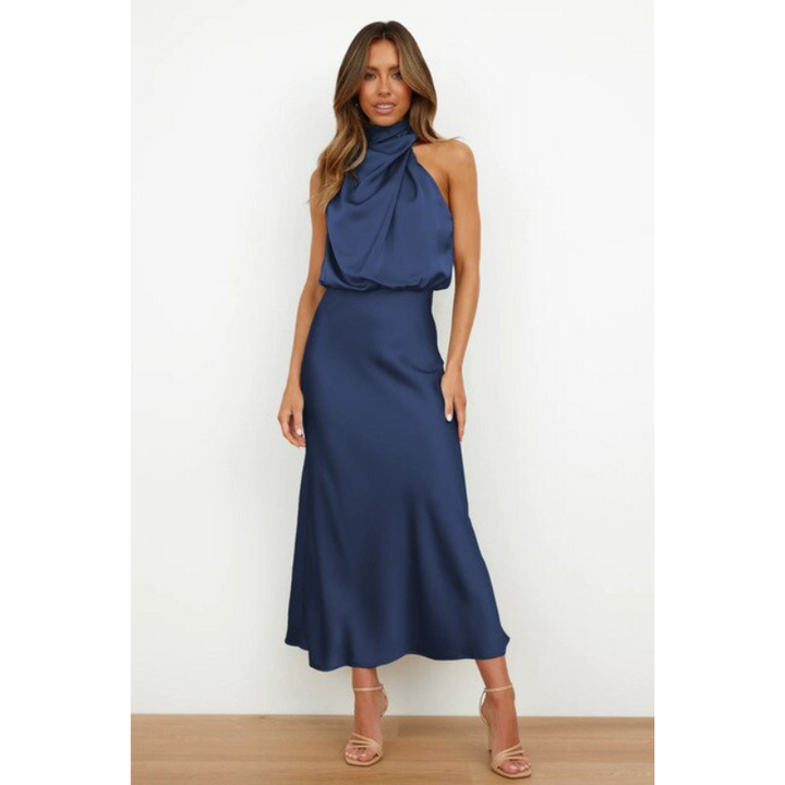 Stylowa sukienka maxi damska z dekoltem halter. Wieczorowa sukienka na wesele, elegancka kreacja podkreślająca sylwetkę.
